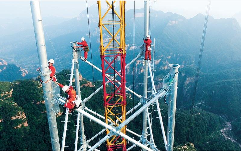 榆橫—濰坊1000千伏特高壓交流輸電線路工程13標段7S005號鐵塔組立完成